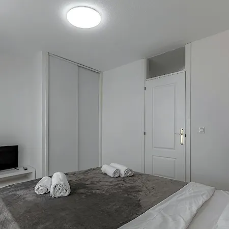 Ocean View 2bdr. Triplex Apartment
